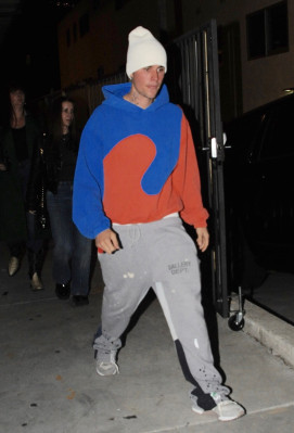 30.11 | Saindo da missa na Churchome, em Beverly Hills