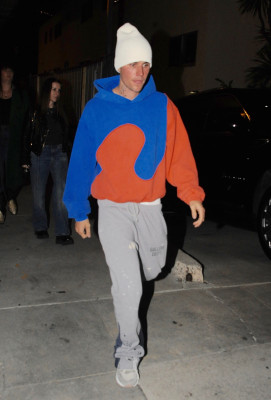 30.11 | Saindo da missa na Churchome, em Beverly Hills