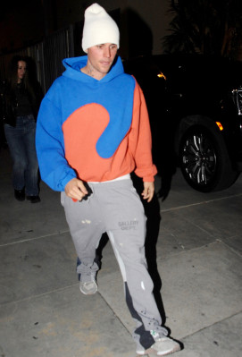 30.11 | Saindo da missa na Churchome, em Beverly Hills