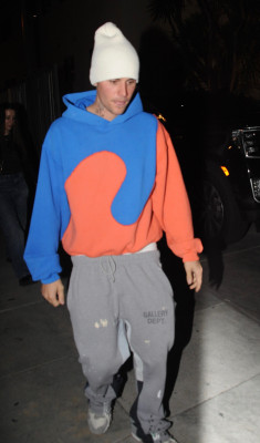 30.11 | Saindo da missa na Churchome, em Beverly Hills