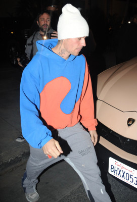 30.11 | Saindo da missa na Churchome, em Beverly Hills