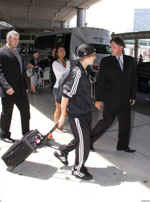 19.06 | Justin Bieber chegando no aeroporto em Toronto, Canadá