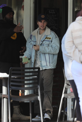 13.12 | Saindo do Beverly Glen Deli em Los Angeles