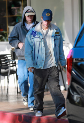 13.12 | Saindo do Beverly Glen Deli em Los Angeles