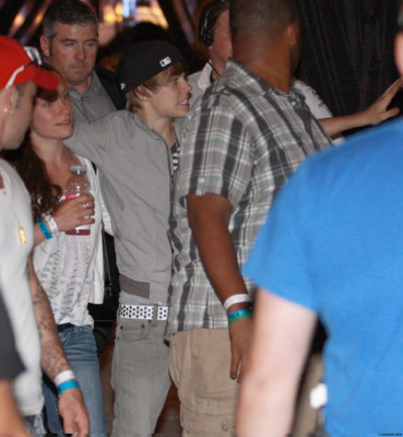 19.06 | Justin Bieber cumprimentando fãs após ensaios para MMVA 2010