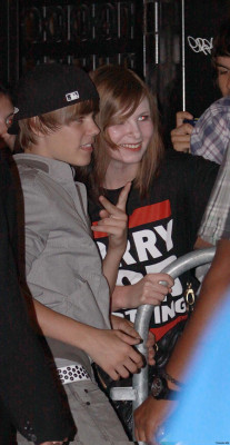 19.06 | Justin Bieber cumprimentando fãs após ensaios para MMVA 2010