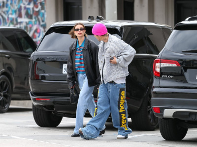 13.03 | Justin e Hailey Bieber em Los Angeles, Califórnia.
