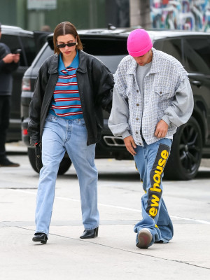 13.03 | Justin e Hailey Bieber em Los Angeles, Califórnia.