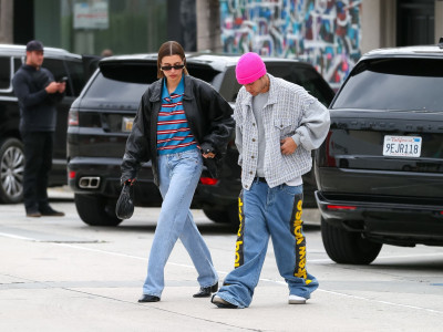 13.03 | Justin e Hailey Bieber em Los Angeles, Califórnia.