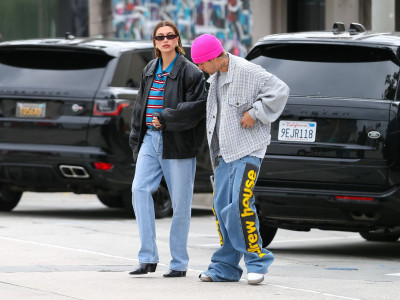 13.03 | Justin e Hailey Bieber em Los Angeles, Califórnia.