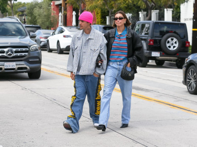 13.03 | Justin e Hailey Bieber em Los Angeles, Califórnia.