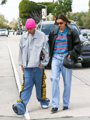 13.03 | Justin e Hailey Bieber em Los Angeles, Califórnia.