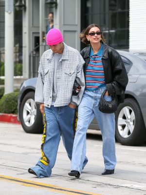 13.03 | Justin e Hailey Bieber em Los Angeles, Califórnia.