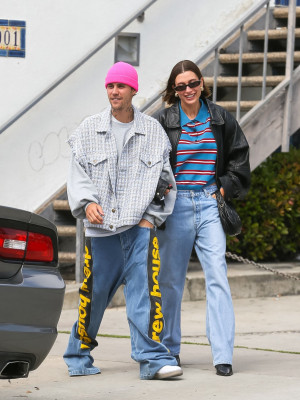 13.03 | Justin e Hailey Bieber em Los Angeles, Califórnia.