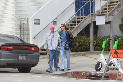 13.03 | Justin e Hailey Bieber em Los Angeles, Califórnia.