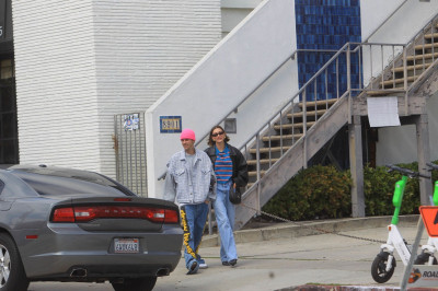13.03 | Justin e Hailey Bieber em Los Angeles, Califórnia.