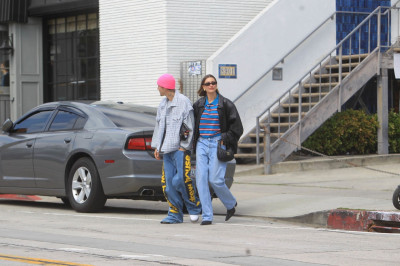 13.03 | Justin e Hailey Bieber em Los Angeles, Califórnia.
