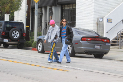 13.03 | Justin e Hailey Bieber em Los Angeles, Califórnia.