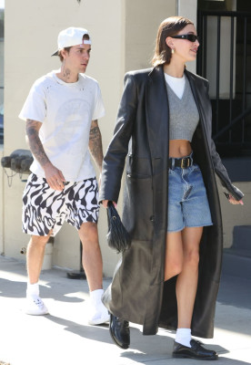 10.02 | Justin e Hailey Bieber com Justine Skye em Los Angeles, Califórnia.
