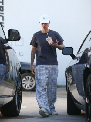 19.03 | Justin e Hailey Bieber em Los Angeles, Califórnia.
