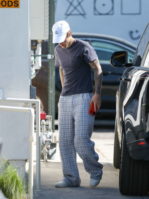 19.03 | Justin e Hailey Bieber em Los Angeles, Califórnia.