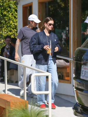 19.03 | Justin e Hailey Bieber em Los Angeles, Califórnia.