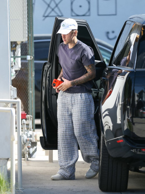 19.03 | Justin e Hailey Bieber em Los Angeles, Califórnia.