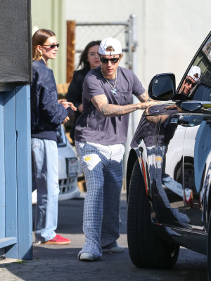 19.03 | Justin e Hailey Bieber em Los Angeles, Califórnia.