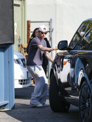 19.03 | Justin e Hailey Bieber em Los Angeles, Califórnia.