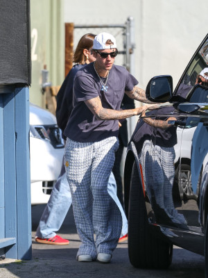 19.03 | Justin e Hailey Bieber em Los Angeles, Califórnia.