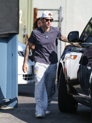 19.03 | Justin e Hailey Bieber em Los Angeles, Califórnia.