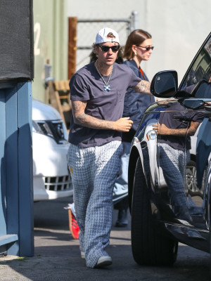 19.03 | Justin e Hailey Bieber em Los Angeles, Califórnia.