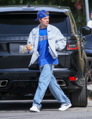 18.02 | Justin e Hailey Bieber em Los Angeles, Califórnia.