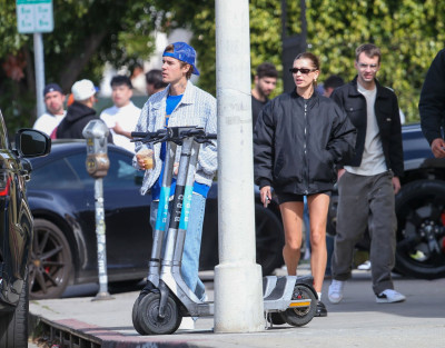 18.02 | Justin e Hailey Bieber em Los Angeles, Califórnia.