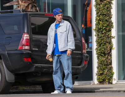 18.02 | Justin e Hailey Bieber em Los Angeles, Califórnia.