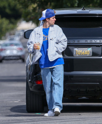 18.02 | Justin e Hailey Bieber em Los Angeles, Califórnia.