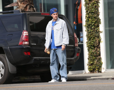 18.02 | Justin e Hailey Bieber em Los Angeles, Califórnia.