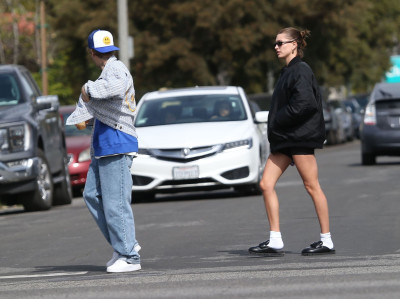 18.02 | Justin e Hailey Bieber em Los Angeles, Califórnia.