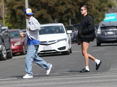 18.02 | Justin e Hailey Bieber em Los Angeles, Califórnia.