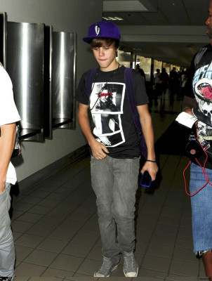 24.07 | Justin Bieber chegando no aeroporto LAX