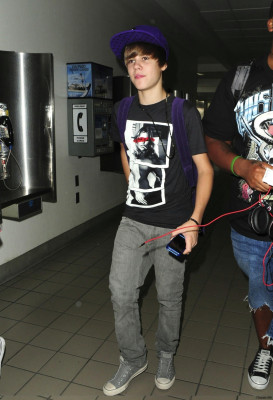 24.07 | Justin Bieber chegando no aeroporto LAX