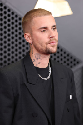 01.02 | Justin Bieber e Hailey Bieber no redcarpet da 68ª edição do Grammy Awards em Los Angeles