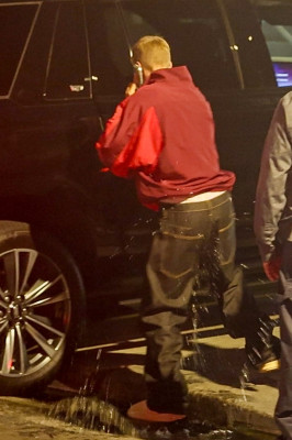 30.09 | Justin Bieber chegando à igreja em Beverly Hills, CA.
