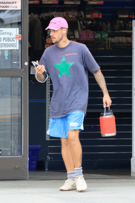 10.10 | Justin Bieber fazendo uma trilha e caminhando por Studio City, Califórnia.