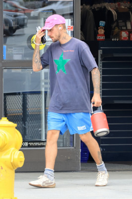 10.10 | Justin Bieber fazendo uma trilha e caminhando por Studio City, Califórnia.