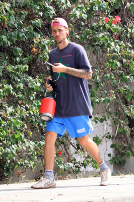 10.10 | Justin Bieber fazendo uma trilha e caminhando por Studio City, Califórnia.