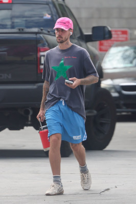 10.10 | Justin Bieber fazendo uma trilha e caminhando por Studio City, Califórnia.