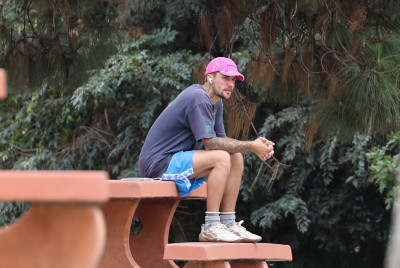 10.10 | Justin Bieber fazendo uma trilha e caminhando por Studio City, Califórnia.