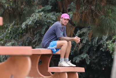 10.10 | Justin Bieber fazendo uma trilha e caminhando por Studio City, Califórnia.