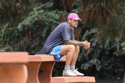 10.10 | Justin Bieber fazendo uma trilha e caminhando por Studio City, Califórnia.